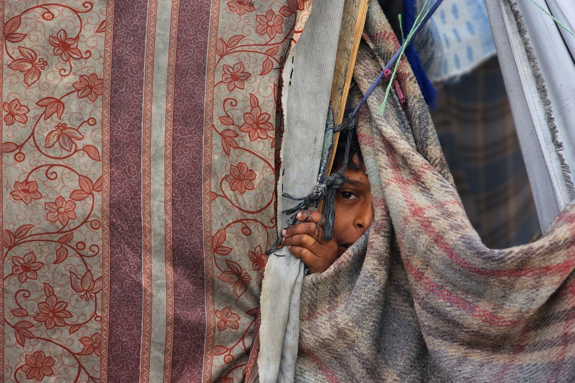 Mưa tuyết và giá rét càng khiến cuộc sống của người dân ở Gaza thêm khốn khổ.