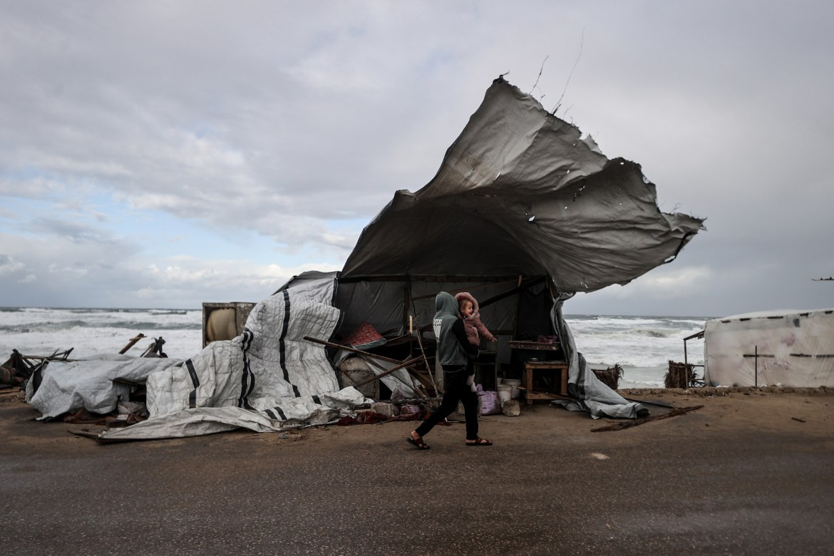  Nhiều gia đình đã phải vật lột để tìm nơi trú ẩn giữa đống đổ nát ở khắp vùng đất bị tàn phá này.