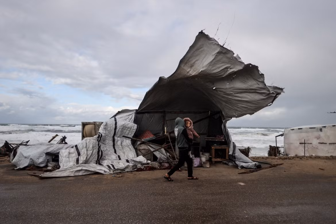  Nhiều gia đình đã phải vật lột để tìm nơi trú ẩn giữa đống đổ nát ở khắp vùng đất bị tàn phá này.