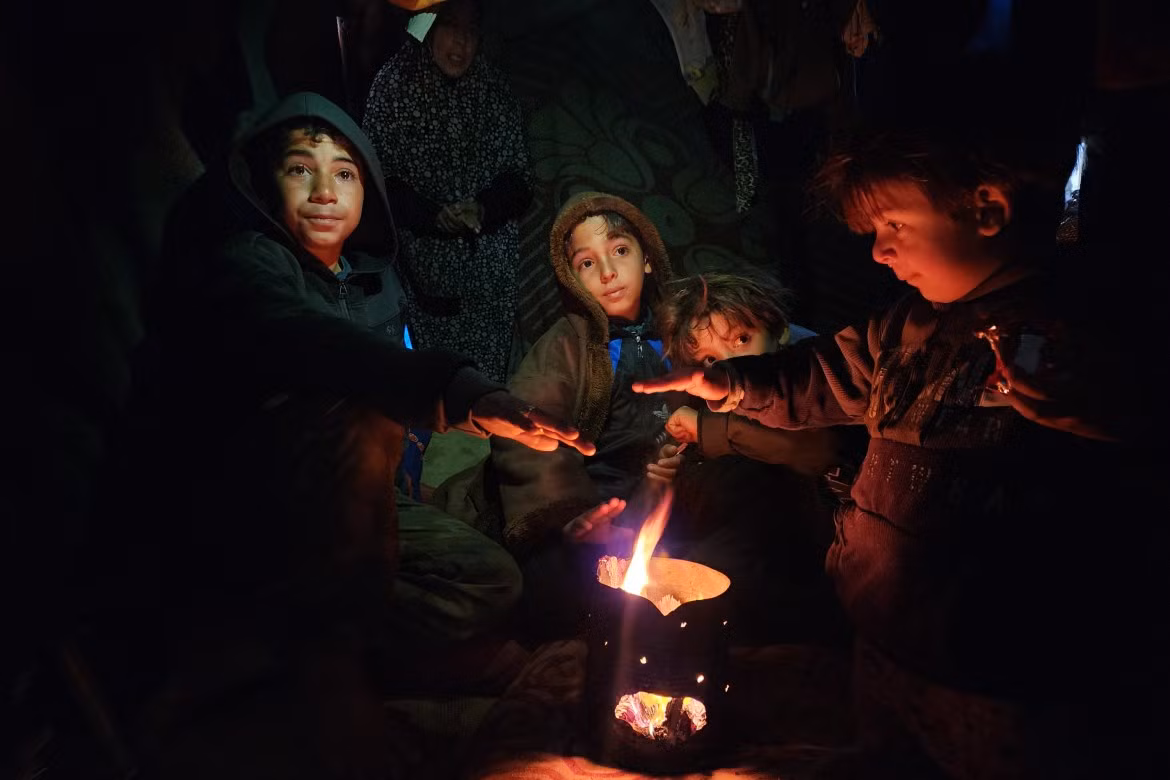 Người dân đốt lửa sưởi ấm giữa mùa đông giá rét.