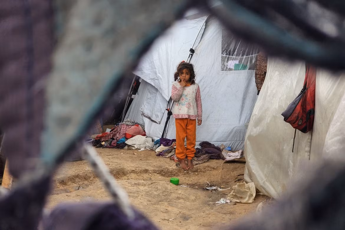 "Người dân ở đây không chỉ thiếu nơi trú ẩn mà còn thiếu cả những nhu yếu phẩm thiết yếu", phóng viên Mahmoud nói.