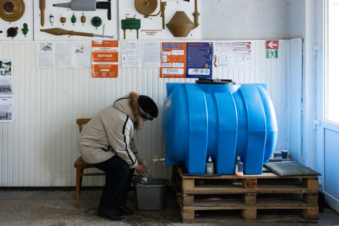 Một phụ nữ lấy nước từ điểm lấy nước ở làng Sviatohirsk, cách tiền tuyến 23km.