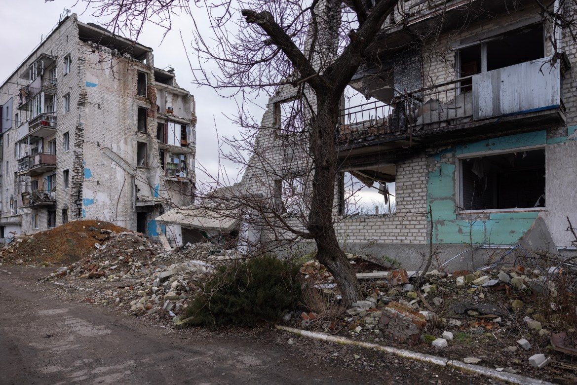 Một tòa nhà chung cư bị hư hại ở Izium, Ukraine.