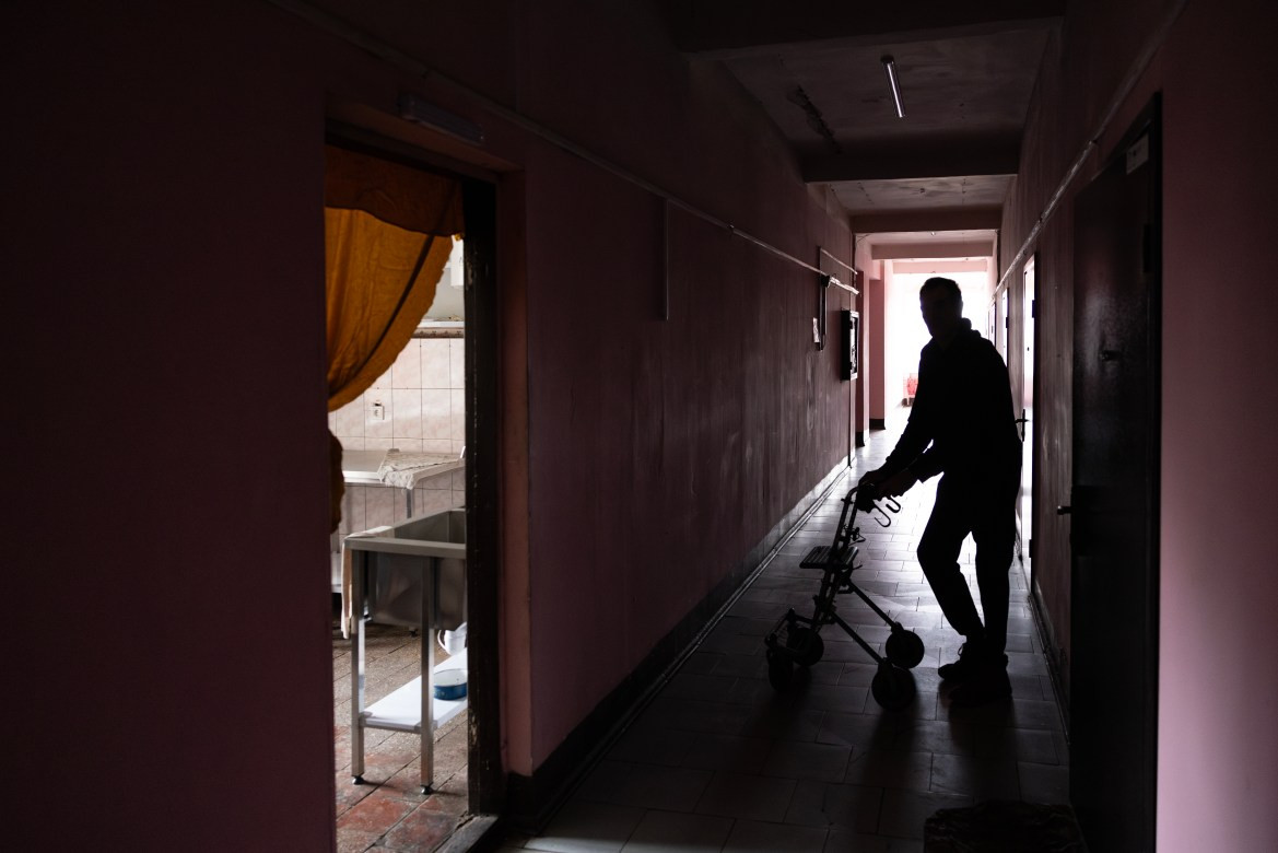 Nhiều người khó tìm được công việc phù hợp và ổn định khi phải di dời. Stas từng làm việc trong một cửa hàng và hiện anh đang tìm kiếm sự giúp đỡ để có được giấy tờ phù hợp để có thể nộp đơn xin trợ cấp cho người tàn tật.