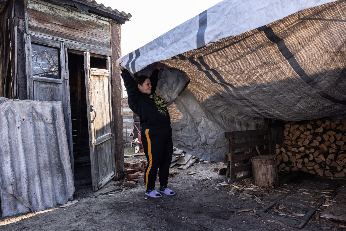 Natalia cho thấy số củi mà gia đình cô đã nhận được để giúp họ vượt qua mùa đông lạnh giá. Gia đình cô quyết định quay trở lại khu vực tiền tuyến mặc dù nơi này bị phá hủy, thiếu cơ sở hạ tầng và cơ hội việc làm.