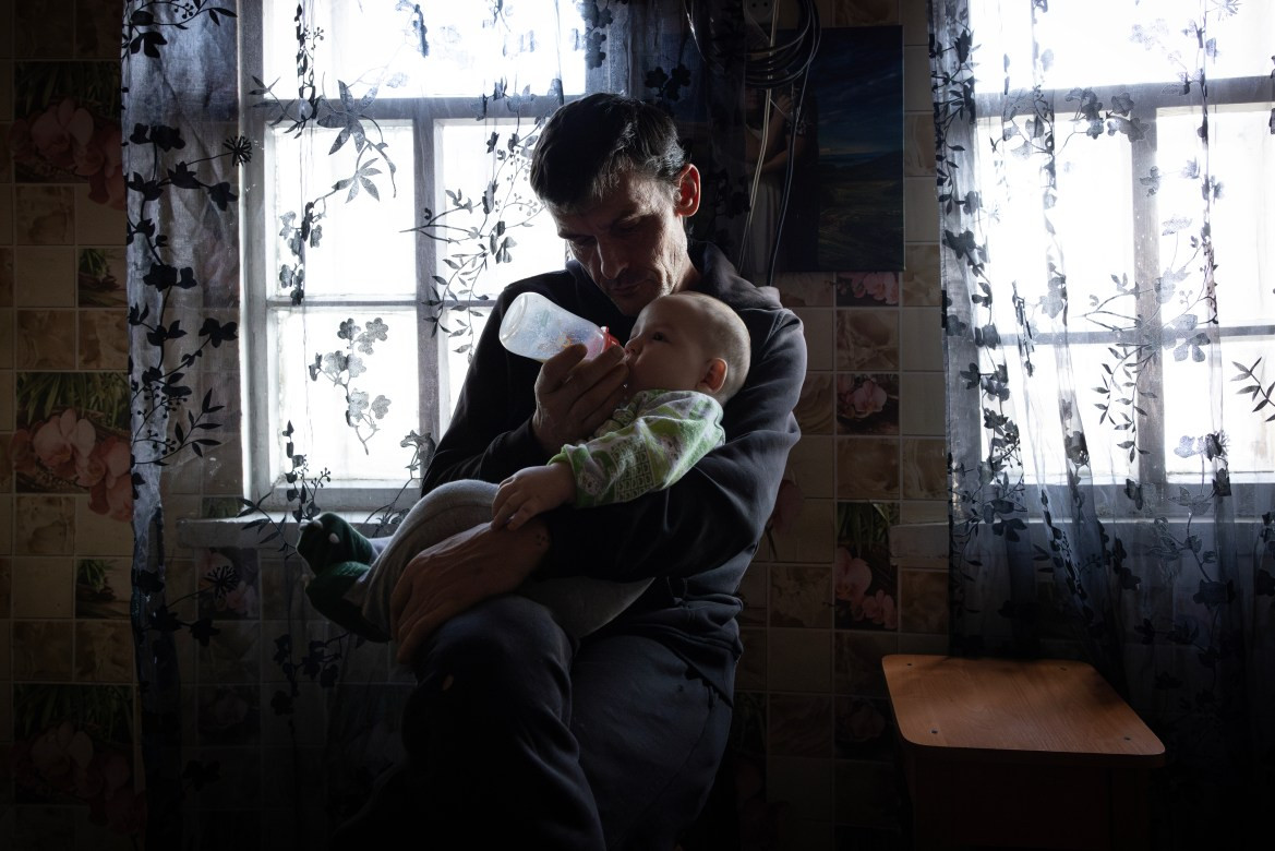 Bất chấp nguy hiểm ở các khu vực dọc tiền tuyến trong nửa đầu năm 2024, dữ liệu cho thấy nhiều người dân Ukraine sơ tán trước đó quyết định quay trở về nhà ở khu vực này. Dimitri là một trong số đó. Anh sống cùng gia đình ở Yarova, cách tuyến đầu hiện tại ở miền đông Ukraine khoảng 20 km.