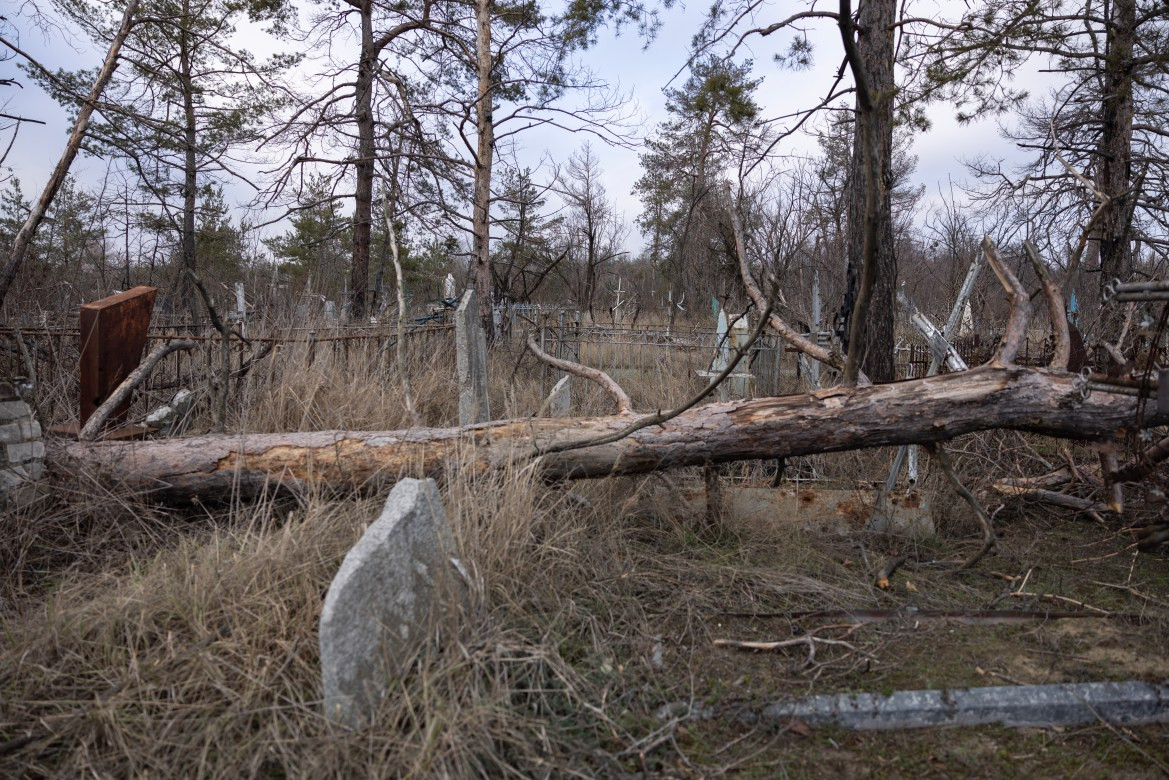 Trở lại các khu vực tiền tuyến đi kèm với rủi ro bởi phần lớn đất đai vẫn còn chứa mìn và các chất nổ khác.