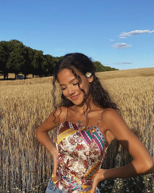 Dina Denoire sinh năm 1998, là người Đức, hiện sống ở Berlin. Ảnh: Instagram NV.