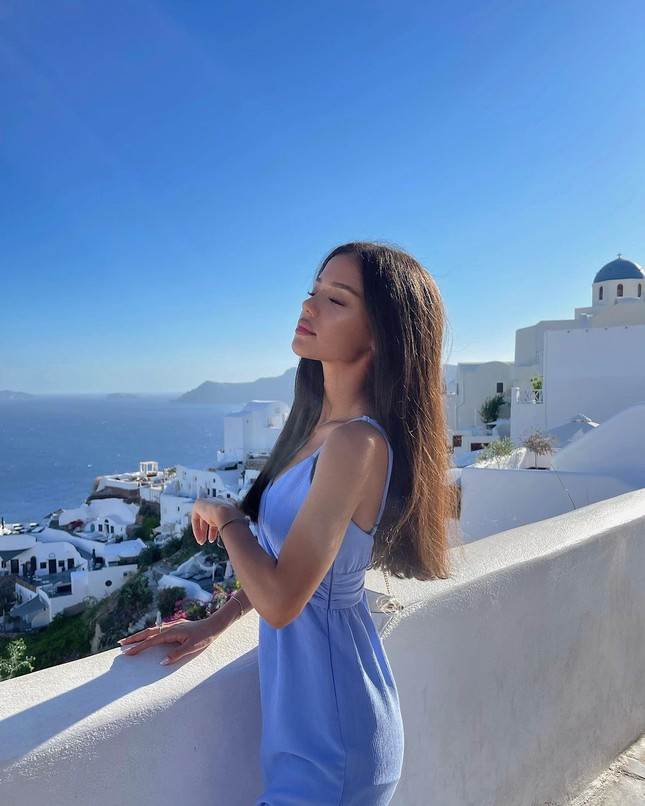 Nhiều dân mạng dành sự tiếc nuối cho Dina khi cô trượt vai bởi bóng hồng người Đức sở hữu vóc dáng thon, làn da nâu khỏe khoắn, mái tóc bông xù, vẻ đẹp phóng khoáng đầy sức sống và thần thái cuốn hút, khá thích hợp với vai nàng tiên cá. Ảnh: Instagram NV.