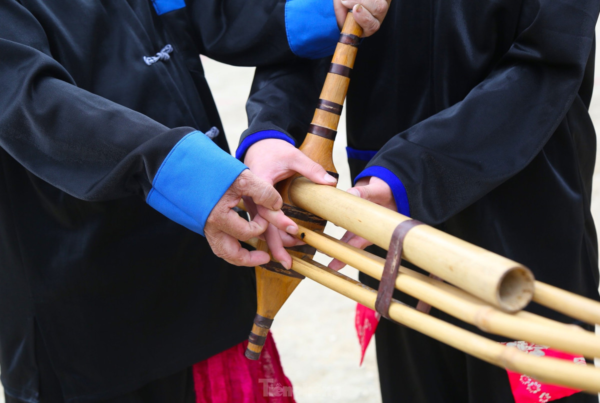 Ở đồng bào người Mông, cây Khèn là một vật thiêng, mang đậm bản sắc văn hóa của người bản địa. Chính vì thế, từ nhỏ nhiều trẻ em đã được người lớn bày dạy để thổi khèn.