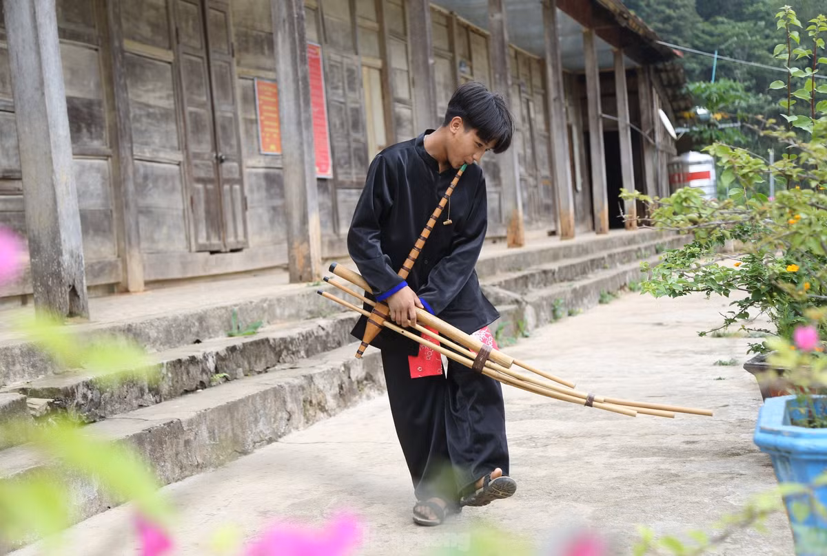 Nhiều em hăng say, thích thú với tiếng khèn mang đậm bản sắc văn hóa của người bản địa.