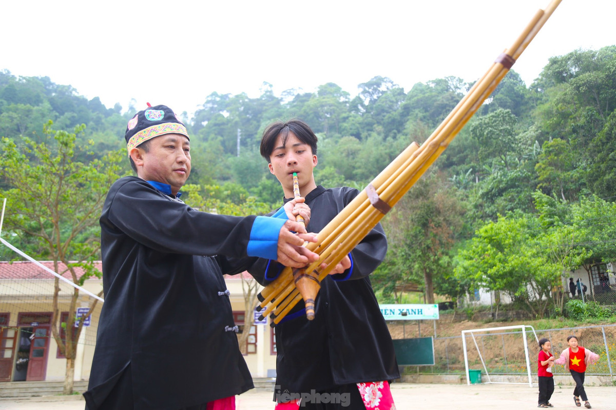 "Bình thường em bận học và làm nên không có thời gian để học khèn. Đợt này nghỉ hè, em tranh thủ học để hiểu hơn và thổi hay hơn. Học thổi khèn không khó nhưng làm sao để thổi hay, múa hay, có hồn thì khó lắm", em Hạ Bá Chênh chia sẻ.