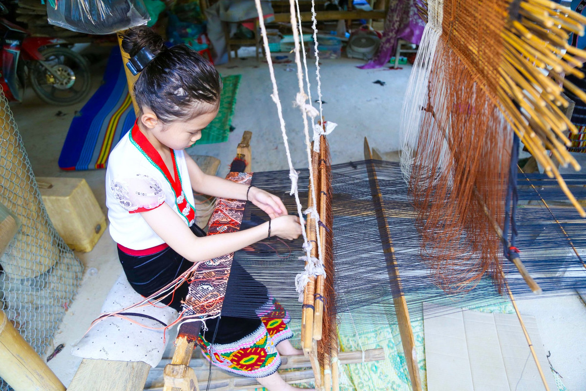 Ngoài việc múa hát, nhiều bé gái lại được bố mẹ truyền nghề dệt vải, đan áo và các đồ dùng thổ cẩm mang đậm bản sắc văn hóa của địa phương.