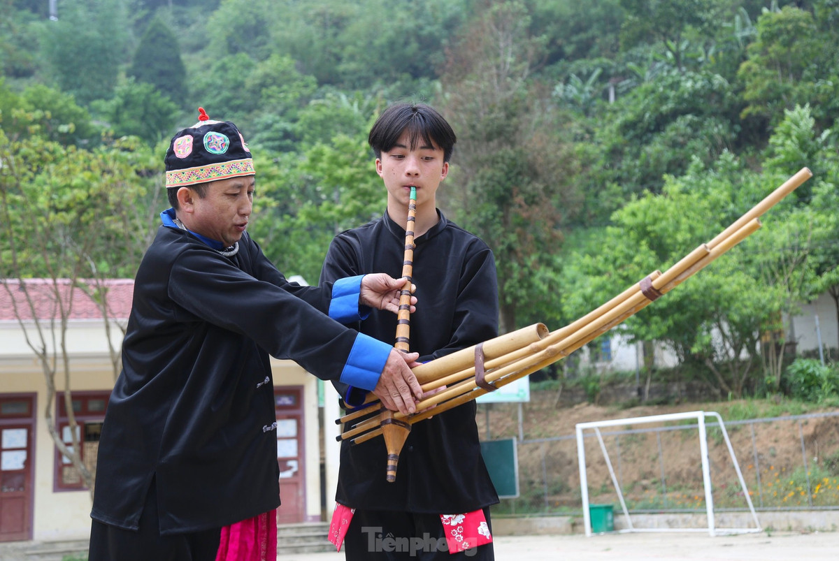 Từ lúc được nghỉ hè đến nay, em Hạ Bá Chênh (trú bản Đống Trên, xã Tây Sơn, Kỳ Sơn, Nghệ An) đã tìm đến các nghệ nhân trong xã để học thêm nhiều kỹ năng về nghệ thuật thổi khèn, múa khèn.
