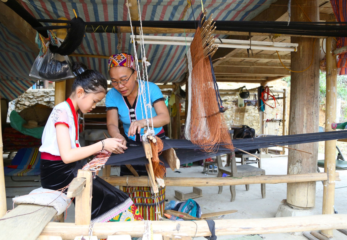 Các em sẽ được dạy dệt những tấm vải đơn sơ đến những tấm vải nhiều họa tiết khó. Hầu hết, các bé gái khi đến tuổi cũng đều được bố mẹ bày dạy cách thêu váy, dệt vải.