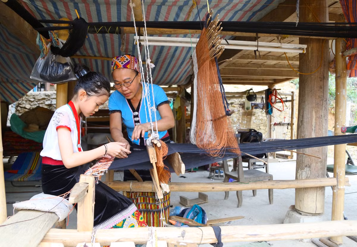 Các em sẽ được dạy dệt những tấm vải đơn sơ đến những tấm vải nhiều họa tiết khó. Hầu hết, các bé gái khi đến tuổi cũng đều được bố mẹ bày dạy cách thêu váy, dệt vải.