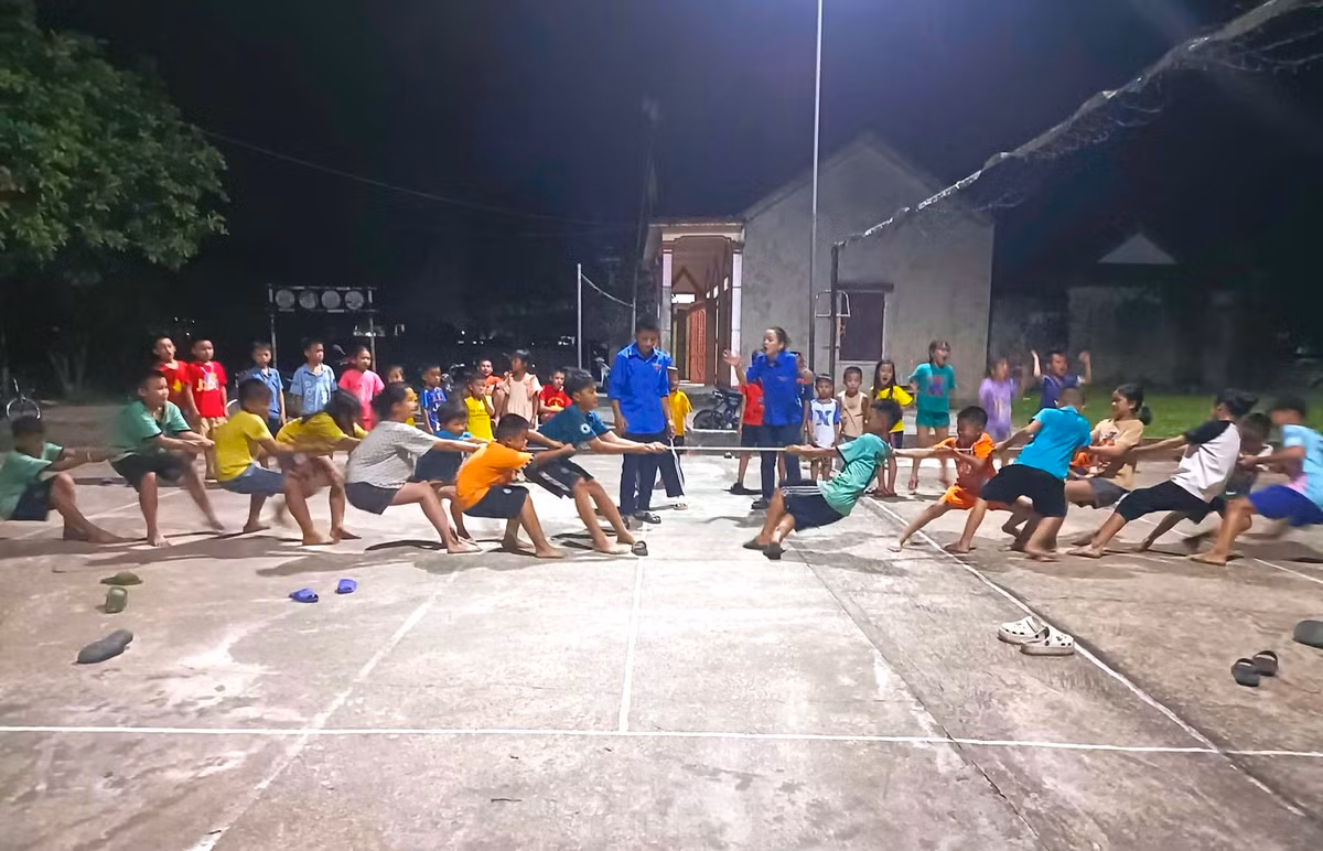 Các em sẽ được tham gia học nhiều điều bổ ích và cùng vui chơi những trò chơi dân gian thể hiện tinh thần đoàn kết, vui tươi.