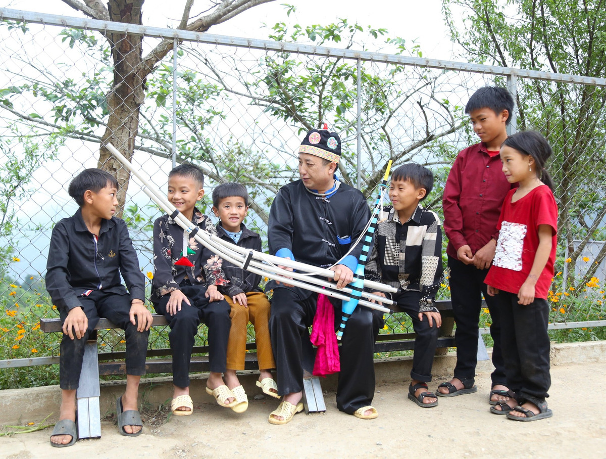 Thay vì đi chơi đâu đó, nhiều em nhỏ sẽ được những già làng, người am hiểu về khèn bày dạy cho các em cách thổi khèn.
