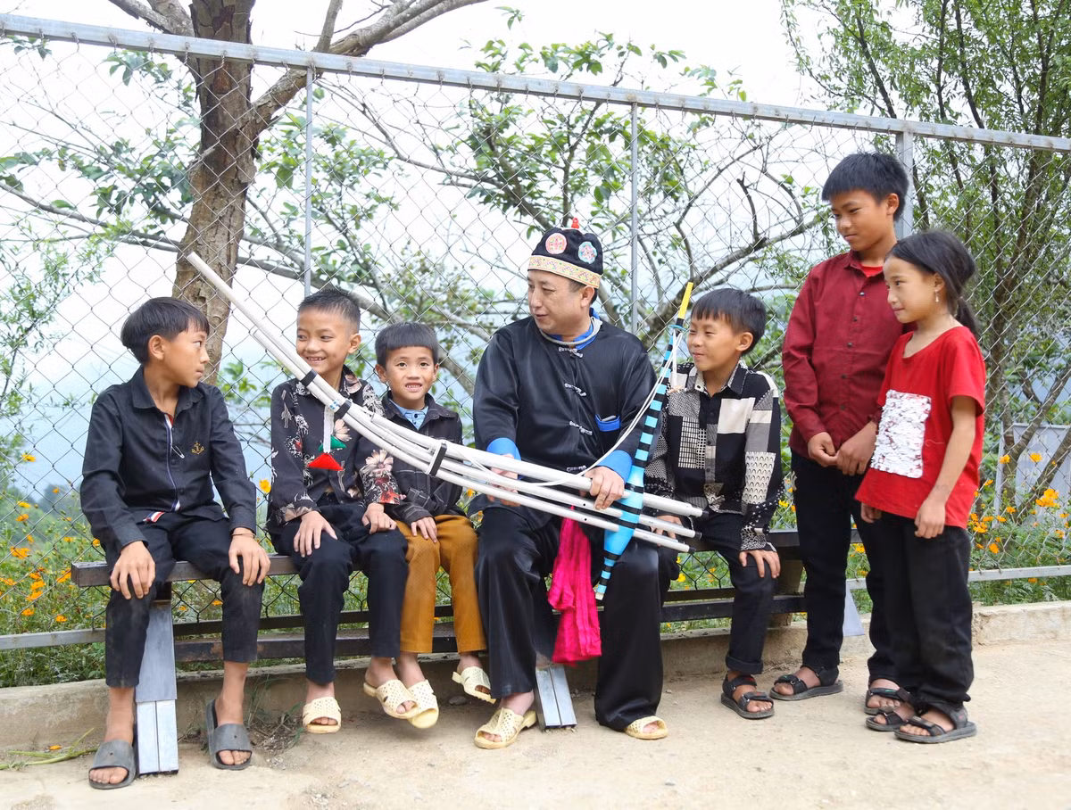 Thay vì đi chơi đâu đó, nhiều em nhỏ sẽ được những già làng, người am hiểu về khèn bày dạy cho các em cách thổi khèn.