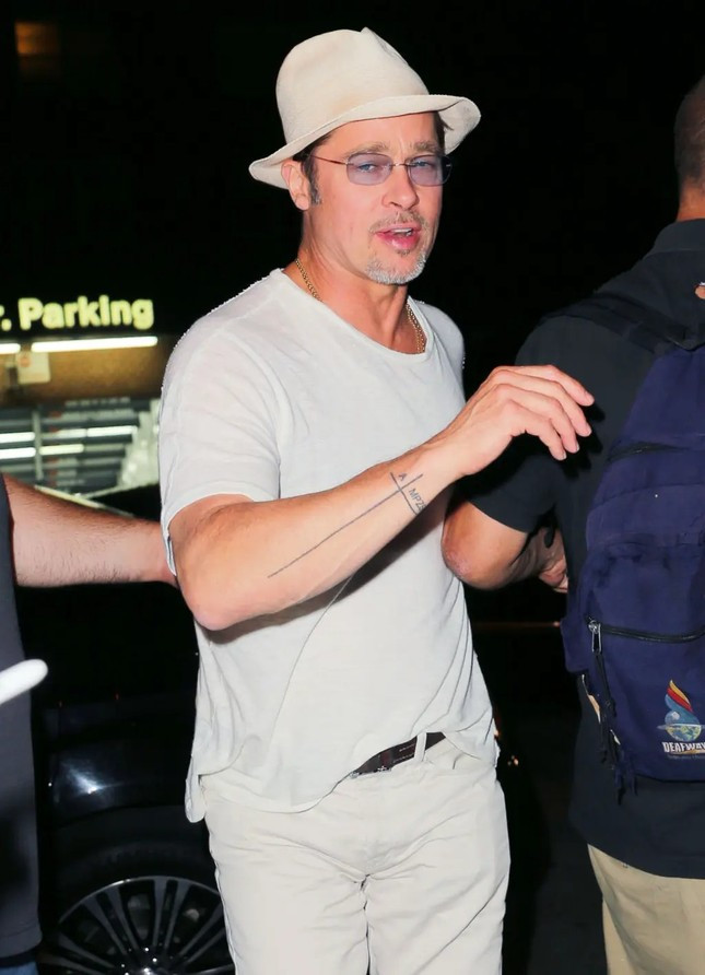Nhieu hinh xam tren co the Brad Pitt lien quan den Angelina Jolie-Hinh-2
