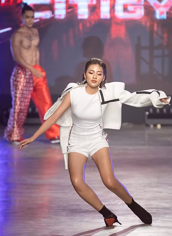 “Hotgirl trung ran” va Le Bong di catwalk chung