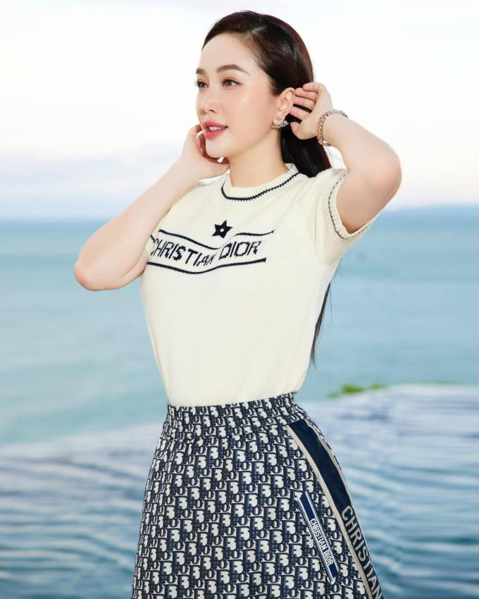 Bảo Thy đụng hàng Đỗ Mỹ Linh và hội 'dâu nhà giàu' - Hình 2 Bao Thy dung hang Do My Linh va hoi 'dau nha giau'-Hinh-2