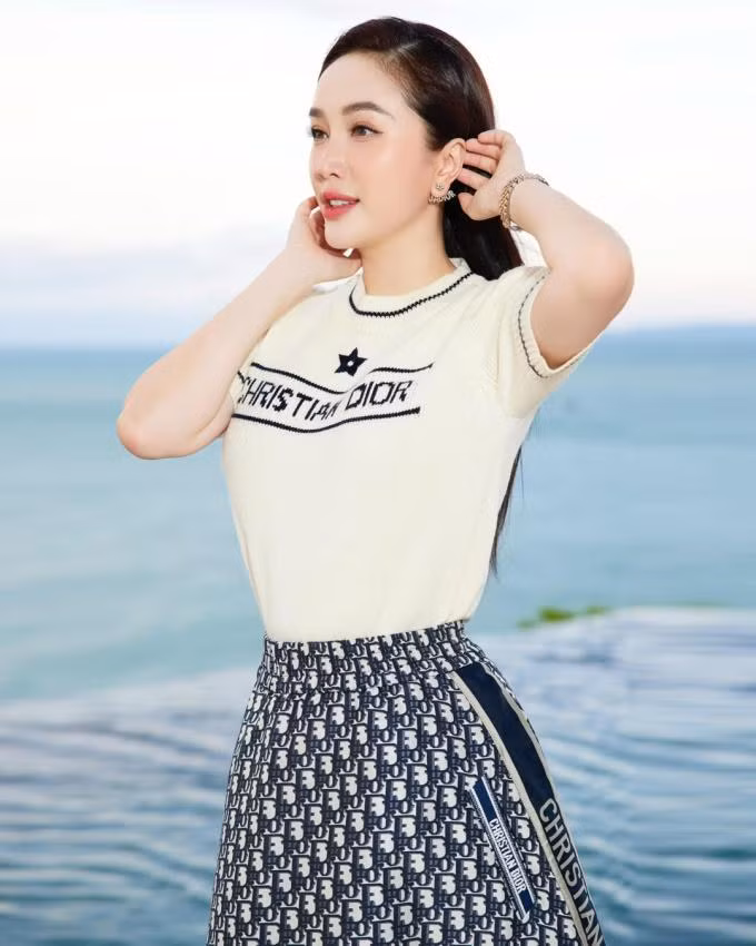 Bảo Thy đụng hàng Đỗ Mỹ Linh và hội 'dâu nhà giàu' - Hình 2 Bao Thy dung hang Do My Linh va hoi 'dau nha giau'-Hinh-2