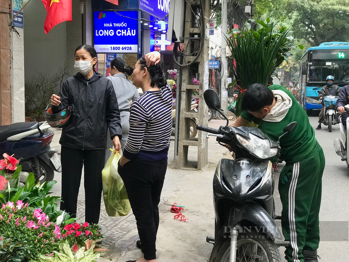  Nhiều khách hàng đã mua về cho gia đình được loại hoa ưng ý. Ảnh: Phương Linh - Nguyễn Tùng. 