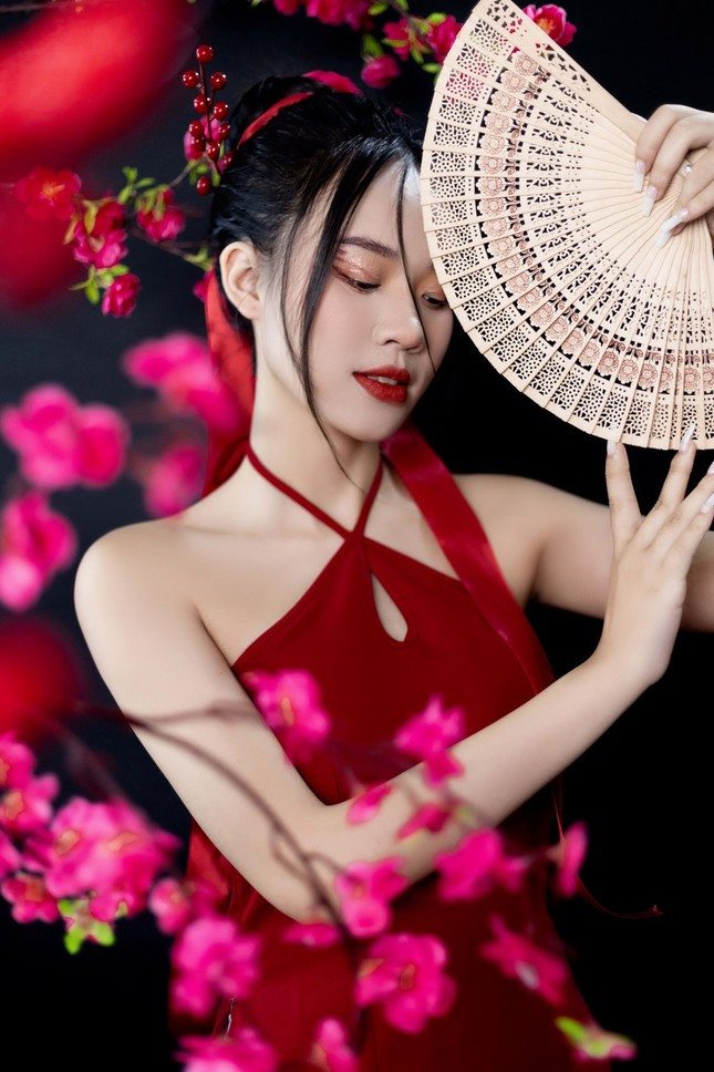 Nu sinh Kinh te Quoc dan mang ‘Sac Tet’ chao don nam moi-Hinh-2