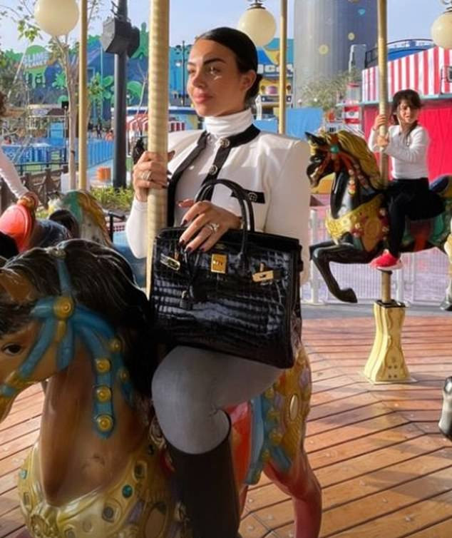 Loat anh moi ve sieu sao Cristiano Ronaldo o thu do A Rap Saudi-Hinh-4