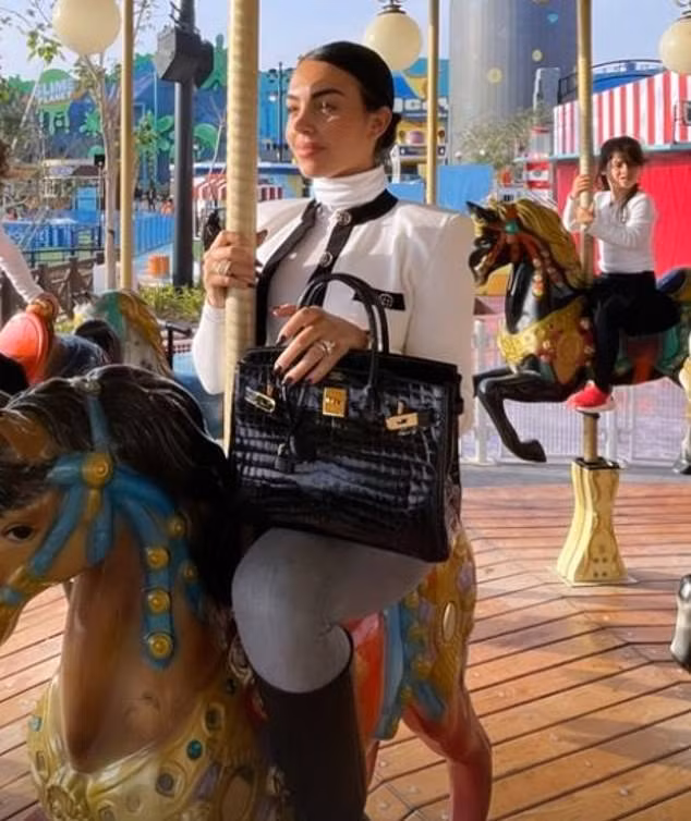 Loat anh moi ve sieu sao Cristiano Ronaldo o thu do A Rap Saudi-Hinh-4