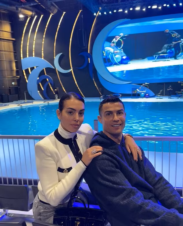 Loat anh moi ve sieu sao Cristiano Ronaldo o thu do A Rap Saudi-Hinh-2