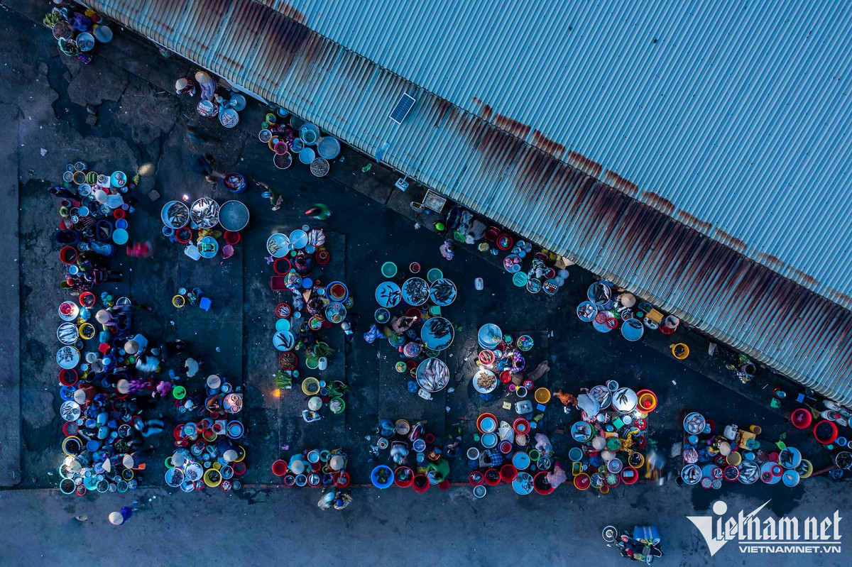 Cho ngoi xom ban hang cua nha trong duoc o mien Tay