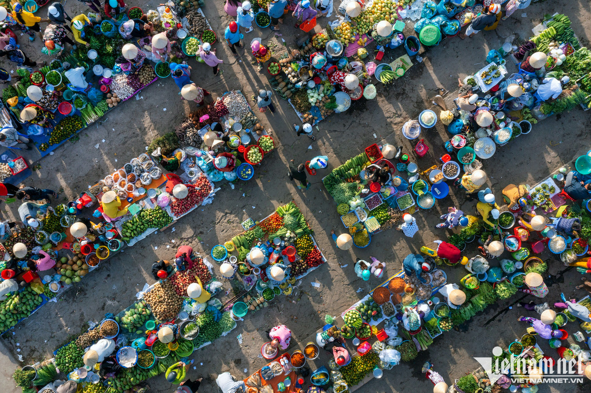 Cho ngoi xom ban hang cua nha trong duoc o mien Tay-Hinh-9