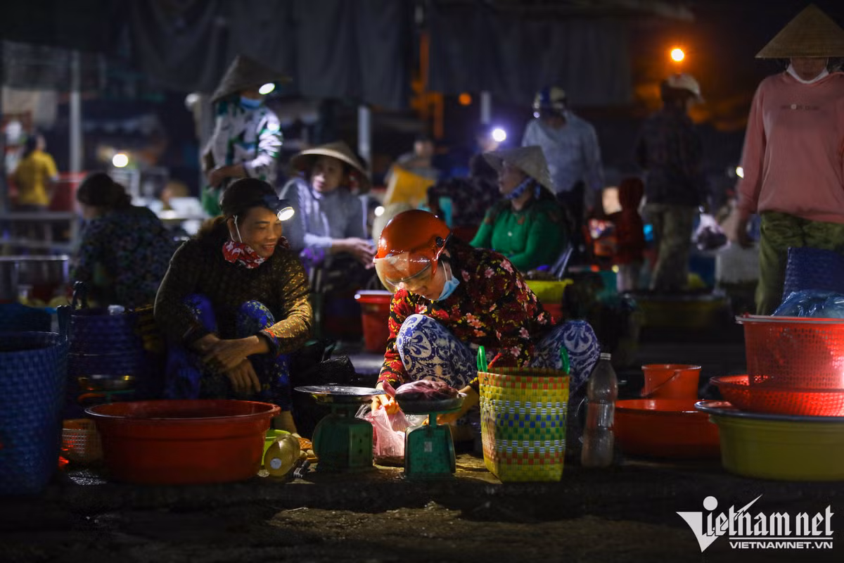 Cho ngoi xom ban hang cua nha trong duoc o mien Tay-Hinh-5