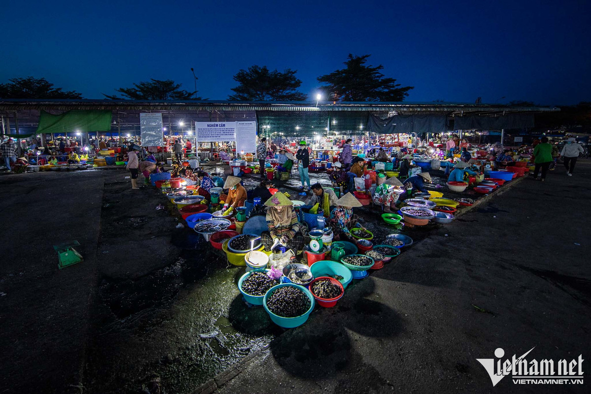 Cho ngoi xom ban hang cua nha trong duoc o mien Tay-Hinh-3