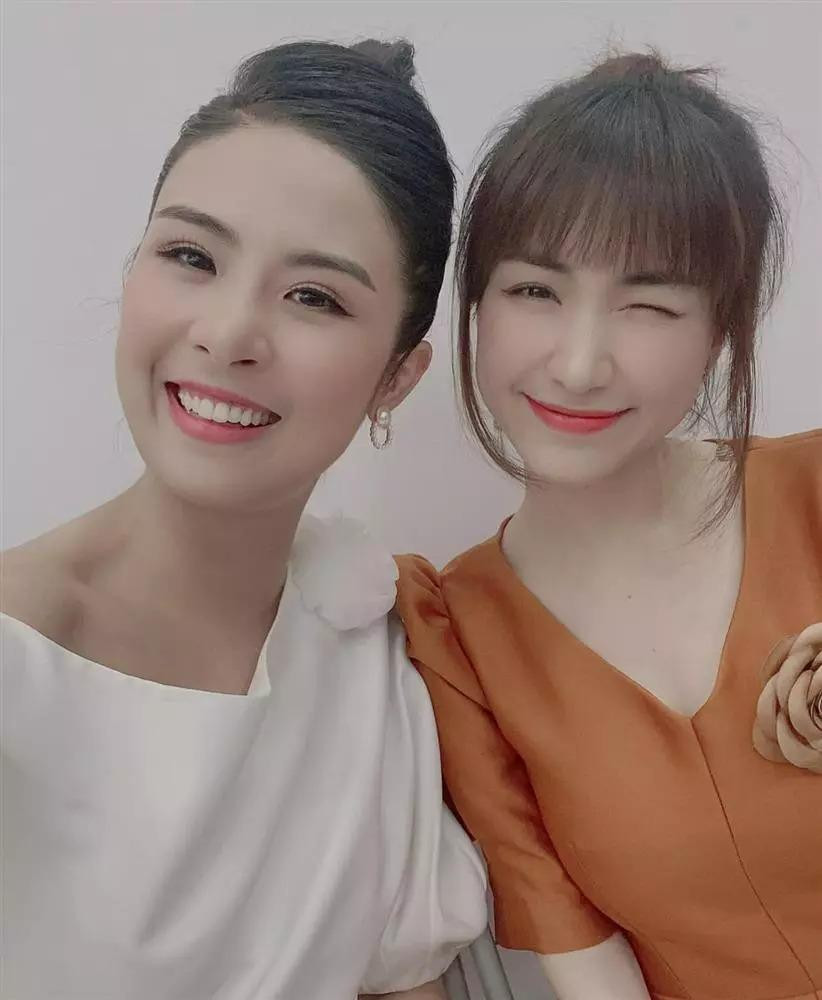 Hòa Minzy gặp hoa hậu: Chiều cao kém nhưng nhan sắc khó thua - Hình 2 Hoa Minzy gap hoa hau: Chieu cao kem nhung nhan sac kho thua-Hinh-2