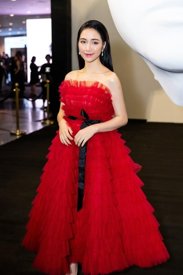 Hòa Minzy gặp hoa hậu: Chiều cao kém nhưng nhan sắc khó thua - Hình 8 Hoa Minzy gap hoa hau: Chieu cao kem nhung nhan sac kho thua-Hinh-8