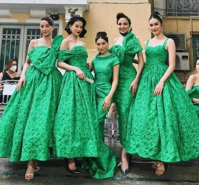 Hòa Minzy gặp hoa hậu: Chiều cao kém nhưng nhan sắc khó thua - Hình 10 Hoa Minzy gap hoa hau: Chieu cao kem nhung nhan sac kho thua-Hinh-10