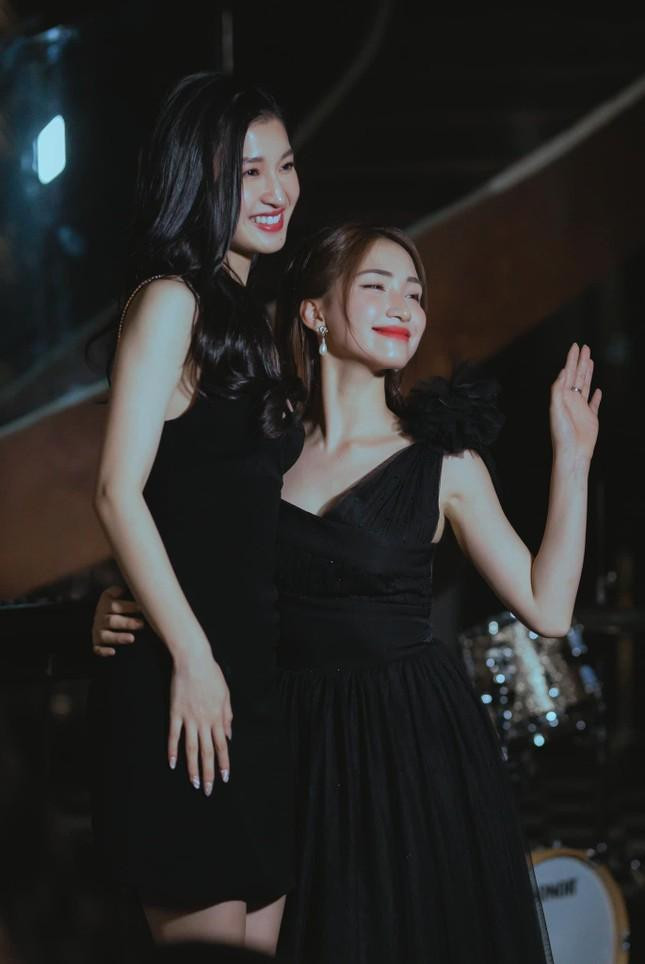 Hòa Minzy gặp hoa hậu: Chiều cao kém nhưng nhan sắc khó thua - Hình 17 Hoa Minzy gap hoa hau: Chieu cao kem nhung nhan sac kho thua-Hinh-17