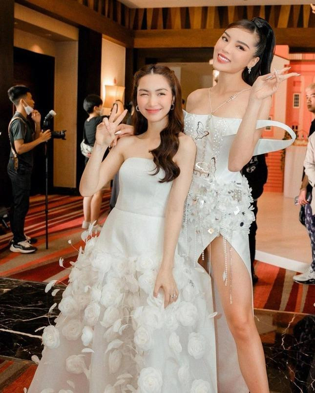 Hòa Minzy gặp hoa hậu: Chiều cao kém nhưng nhan sắc khó thua - Hình 13 Hoa Minzy gap hoa hau: Chieu cao kem nhung nhan sac kho thua-Hinh-13