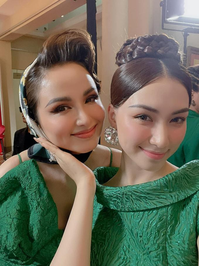 Hòa Minzy gặp hoa hậu: Chiều cao kém nhưng nhan sắc khó thua - Hình 11 Hoa Minzy gap hoa hau: Chieu cao kem nhung nhan sac kho thua-Hinh-11