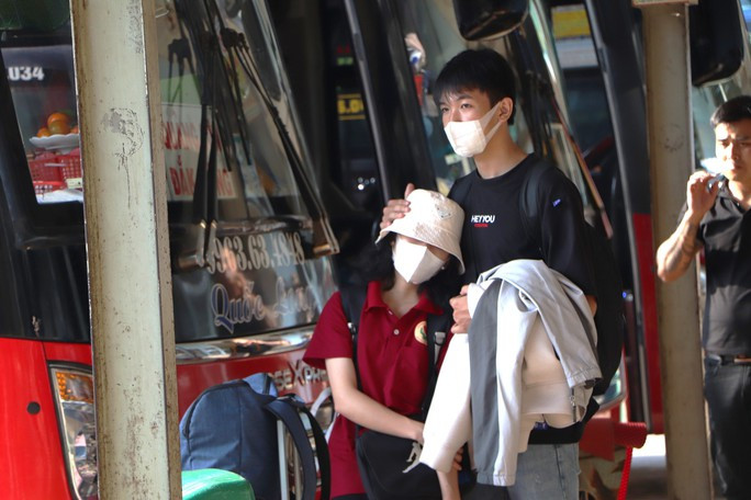 br/> Các xe chạy về các tỉnh, thành miền Bắc, miền Trung, Tây Nguyên,... còn vé nhưng giá cao khoảng 60% với ngày thường. Ví dụ xe Hồng Hải về Gia Lai có giá 560.000 đồng/vé giường nằm, Kumho Samco đi Buôn Mê Thuột (Đắk Lắk) với giá 460.000 đồng/vé giường nằm, xe Tân Anh đi Ngọc Hồi (Kon Tum) có giá 990.000 đồng/vé giường nằm),...