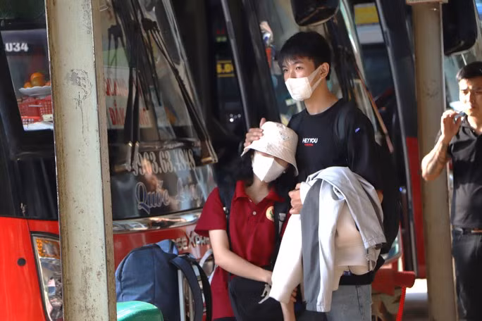 br/> Các xe chạy về các tỉnh, thành miền Bắc, miền Trung, Tây Nguyên,... còn vé nhưng giá cao khoảng 60% với ngày thường. Ví dụ xe Hồng Hải về Gia Lai có giá 560.000 đồng/vé giường nằm, Kumho Samco đi Buôn Mê Thuột (Đắk Lắk) với giá 460.000 đồng/vé giường nằm, xe Tân Anh đi Ngọc Hồi (Kon Tum) có giá 990.000 đồng/vé giường nằm),...