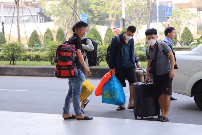 br/> Ôtô, xe máy liên tục ra vào, đưa người dân đến bến xe để về quê ăn tết.