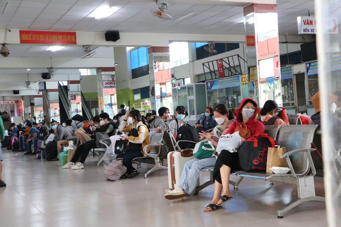 br/> Tại Bến xe miền Đông cũ (quận Bình Thạnh) không khí đi lại Tết cũng tràn ngập. Nhiều công nhân nghỉ làm, đón xe về quê.