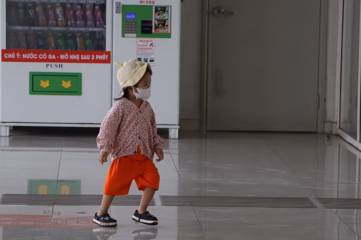 Bé gái vội chạy theo mẹ đón xe về quê.