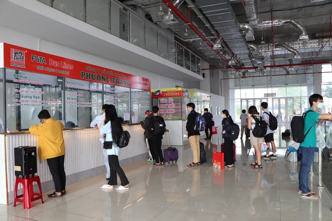 br/> Các xe chạy về các tỉnh, thành miền Bắc, miền Trung,... còn vé, có xe bán cả vé nằm đường luồng (vị trí giữa hai hàng ghế). Trong đó, xe Cúc Tùng về Nha Trang với mức giá 450.000 đồng/vé giường nằm, xe Chín Nghĩa về Quảng Ngãi với mức giá 670.000 đồng/vé ghế ngồi, còn xe Hoàng Long đi Ninh Bình, Hà Nội lần lượt là 1.800.000 đồng và 1.900.000 đồng/ vé giường nằm,...