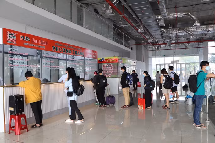 br/> Các xe chạy về các tỉnh, thành miền Bắc, miền Trung,... còn vé, có xe bán cả vé nằm đường luồng (vị trí giữa hai hàng ghế). Trong đó, xe Cúc Tùng về Nha Trang với mức giá 450.000 đồng/vé giường nằm, xe Chín Nghĩa về Quảng Ngãi với mức giá 670.000 đồng/vé ghế ngồi, còn xe Hoàng Long đi Ninh Bình, Hà Nội lần lượt là 1.800.000 đồng và 1.900.000 đồng/ vé giường nằm,...