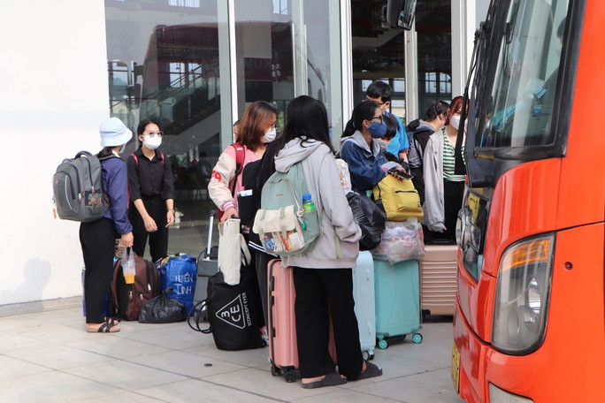 br/> Hôm nay, bên cạnh số hành khách là sinh viên, đã có nhiều công nhân đến hỏi mua vé, chờ xe về quê tại Bến xe Miền Đông mới.